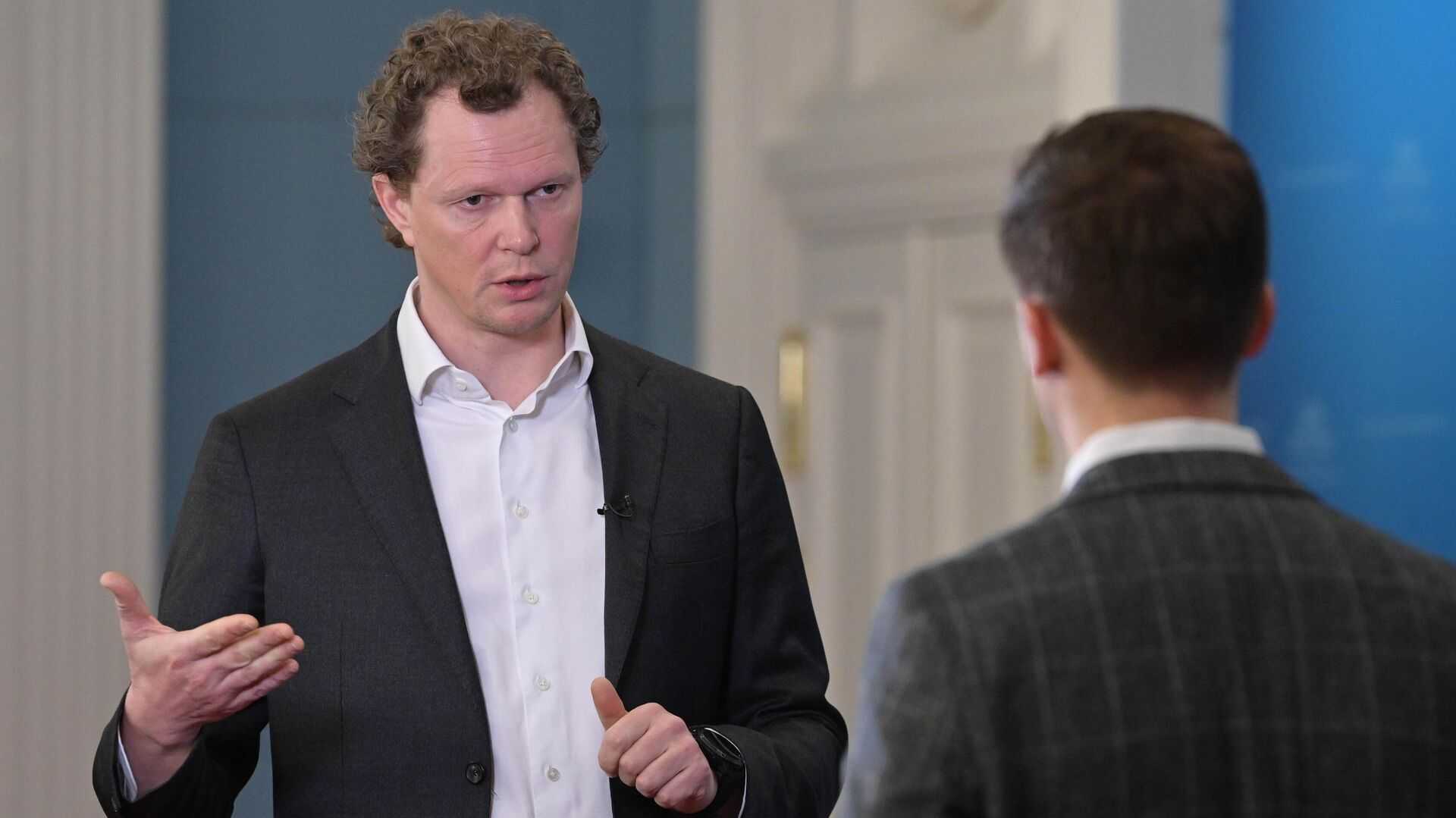 Повышение зарплат госслужащим в 2023 году: кому и на сколько увеличат оплату труда | bankstoday