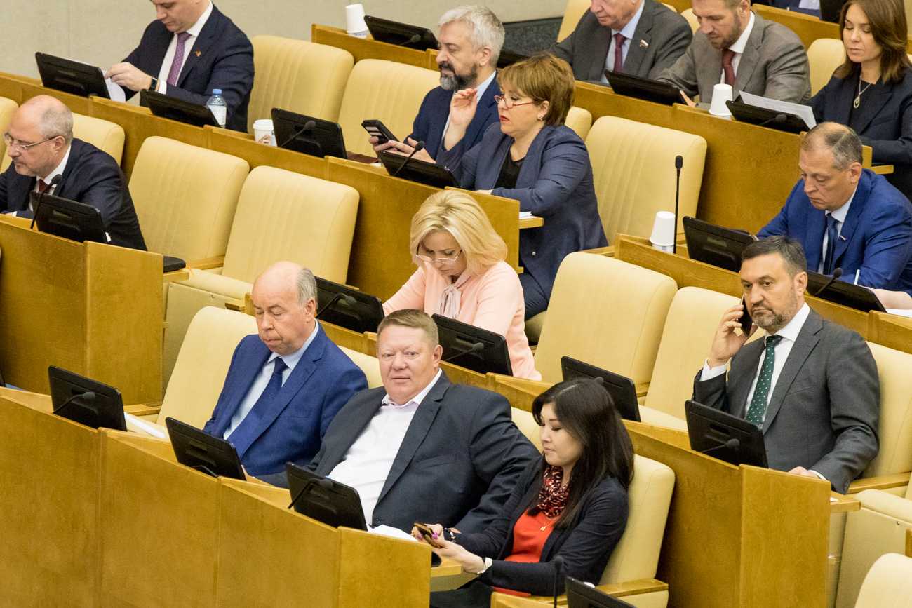 Значение пословицы "рука руку моет": объяснение и примеры